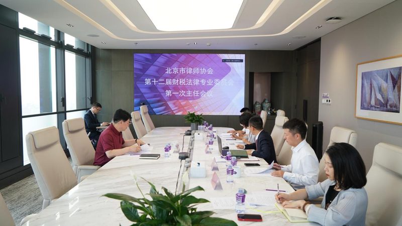 选择婚姻法律师时，首先要考虑其专业资质。一个合格的婚姻法律师应该具备以下条件：